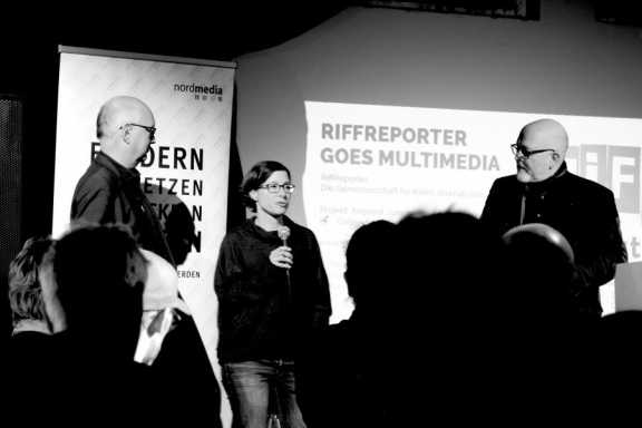 Tanja Krämer (Riffreporter), Thomas Schäffer (nordmedia) und Kai Stührenberg (Senator für Wirtschaft, Arbeit und Häfen) Tanja Krämer (Riffreporter), Thomas Schäffer (nordmedia) und Kai Stührenberg (Senator für Wirtschaft, Arbeit und Häfen)